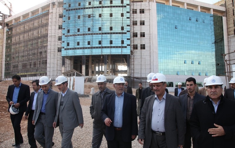 بازدید دکتر ملک حسینی و جمعی از مهندسین از بیمارستان